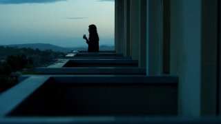 War Story: Catherine Keener si gode il tramonto siciliano in una scena del film
