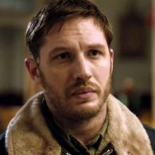 Chi è senza colpa: un primo piano di un perplesso Tom Hardy