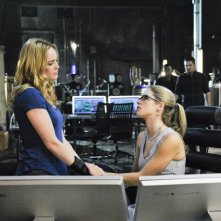 Arrow Emily Bett Rickards E Caity Lotz Nell Episodio The Man Under The Hood 346689