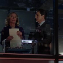 Arrow: John Barrowman e Susanna Thompson in una scena dell'episodio La prova, prima stagione