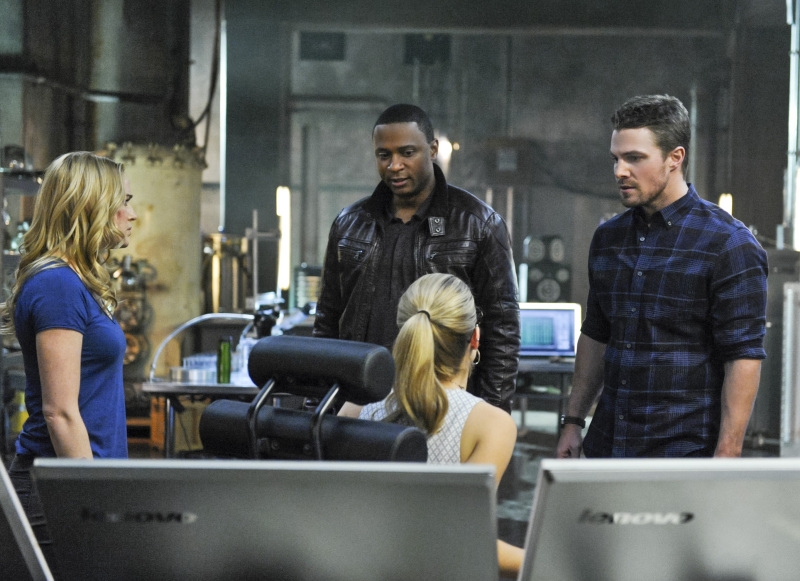 Arrow Stephen Amell David Ramsey Emily Bett Rickards Caity Lotz Nellepisodio The Man Under 3176