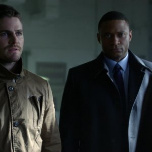 Arrow: Stephen Amell insieme a David Ramsey nell'episodio Vertigine