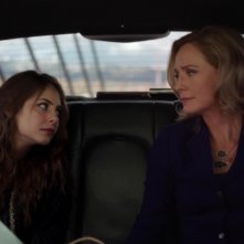 Arrow: Willa Holland e Susanna Thompson in una scena dell'episodio La prova, prima stagione