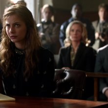 Arrow: Willa Holland, Susanna Thompson e Stephen Amell nell'episodio Vertigine