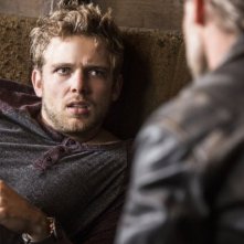 Bates Motel: Max Thieriot e Michael Eklund in una scena dell'episodio The Escape Artist