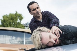 Bates Motel: Nestor Carbonell, Michael Eklund in una scena dell'episodio The Escape Artist