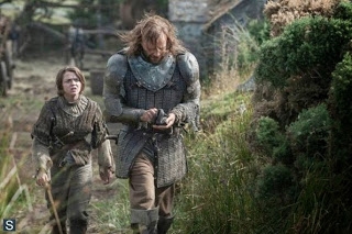 Il trono di spade: Maisie Williams e Rory McCann nell'episodio Breaker of Chains