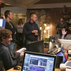 Silicon Valley: Alec Berg, Mike Judge, Zach Woods, T.J. Miller, Thomas Middleditch e Kumail Nanjiani in una scena