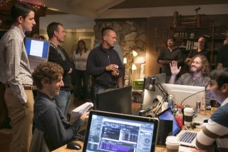 Silicon Valley: Alec Berg, Mike Judge, Zach Woods, T.J. Miller, Thomas Middleditch e Kumail Nanjiani in una scena