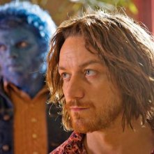 X-Men: Giorni di un futuro passato - James McAvoy e, sullo sfondo, Nicholas Hoult