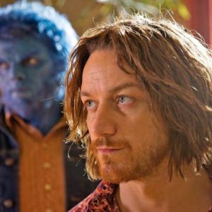 X-Men: Giorni di un futuro passato - James McAvoy e, sullo sfondo, Nicholas Hoult