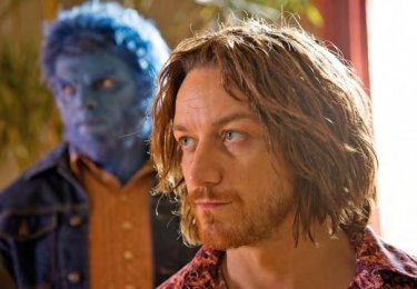 X-Men: Giorni di un futuro passato - James McAvoy e, sullo sfondo, Nicholas Hoult