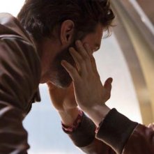 X-Men: Giorni di un futuro passato: James McAvoy tocca il viso di Hugh Jackman