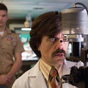 X-Men: Giorni di un futuro passato - Peter Dinklage compie i suoi esperiemnti sotto lo sguardo di Josh Helman