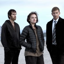 Top of the Lake: Elisabeth Moss, Thomas M. Wright e David Wenham in un'immagine promozionale