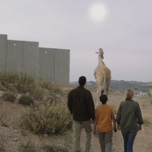 Giraffada: Ahmed Bayatra in una scena del film con Saleh Bakri e Laure De Clermont