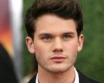 Jeremy Irvine e Roland Emmerich raccontano Stonewall