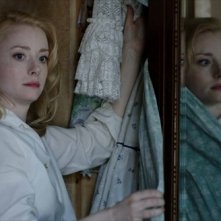 Controra: Fiona Glascott in una scena allo specchio tratta dal film