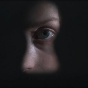 Controra: Fiona Glascott in una suggestiva scena