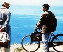 Massimo Troisi con Philippe Noiret in una scena de Il postino
