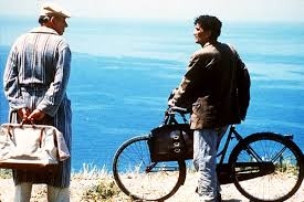 Massimo Troisi con Philippe Noiret in una scena de Il postino