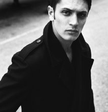 Una foto di Colin Woodell