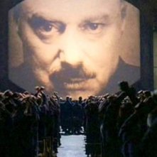 Una scena del film Orwell 1984