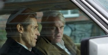 A Most Wanted Man: Philip Seymour Hoffman e Willem Dafoe in un'auto