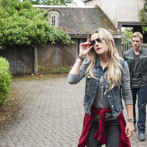 Bates Motel: Kathleen Robertson e Max Thieriot nell'episodio Plunge, seconda stagione
