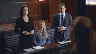 The Good Wife: Julianna Margulies e Matt Czuchry nell'episodio A Material World