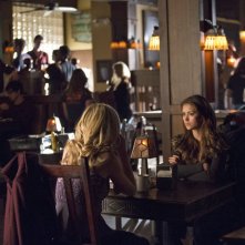 The Vampire Diaries: Nina Dobrev e Candice Accola nell'episodio Resident Evil