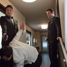 Arrow: John Barrowman e Colin Donnell nell'episodio Il filantropo dell'anno