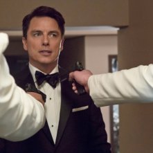 Arrow: John Barrowman nell'episodio Il filantropo dell'anno