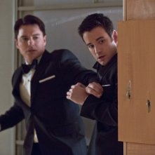 Arrow: John Barrowman insieme a Colin Donnell in una scena dell'episodio Il filantropo dell'anno