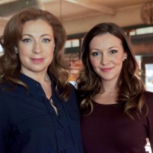 Arrow: Katie Cassidy e Alex Kingston in un'immagine promozionale per Il ritorno della cacciatrice