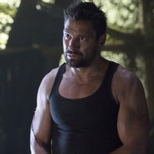 Arrow: Manu Bennett in una scena dell'episodio Odissea