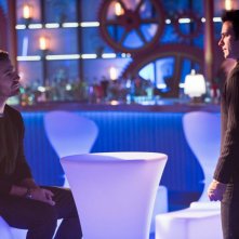 Arrow: Stephen Amell e Colin Donnell nell'episodio Il ritorno della cacciatrice