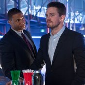 Arrow Jessica De Gouw E Stephen Amell Nell Episodio Il Ritorno Della Cacciatrice 366472 Movieplayer It