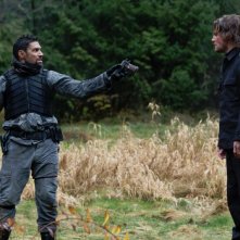 Arrow: Stephen Amell e Manu Bennett in una scena dell'episodio Odissea