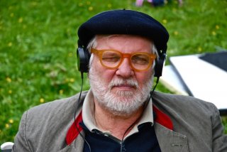 La sedia della felicità: Carlo Mazzacurati in una simpatica foto promozionale