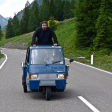 La sedia della felicità: Giuseppe Battiston a bordo della sua Ape più agguerrito che mai