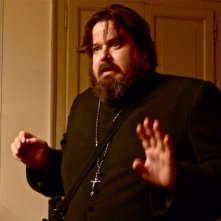 La sedia della felicità: Giuseppe Battiston nei panni del prete in una scena