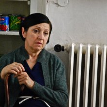 La sedia della felicità: Maria Paiato è la sorella del pescivendolo in una scena del film