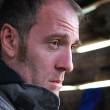 La sedia della felicità: Valerio Mastandrea in una curiosa scena del film