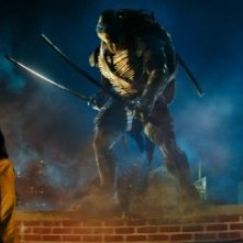 Tartarughe Ninja: Megan Fox, di spalle, insieme a Leonardo