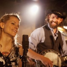 The Broken Circle Breakdown: Veerle Baetens con Johan Heldenbergh in un momento del film