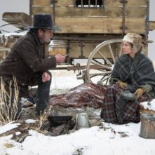 The Homesman: un'immagine di Hilary Swank e Tommy Lee Jones in mezzo alla neve