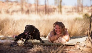 Tracks - Attraverso il deserto: Mia Wasikowska in una scena con il suo cane