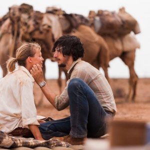 Tracks - Attraverso il deserto: Mia Wasikowska in una tenera immagine del film con Adam Driver