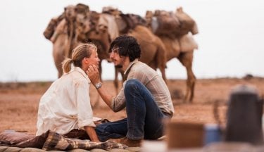 Tracks - Attraverso il deserto: Mia Wasikowska in una tenera immagine del film con Adam Driver